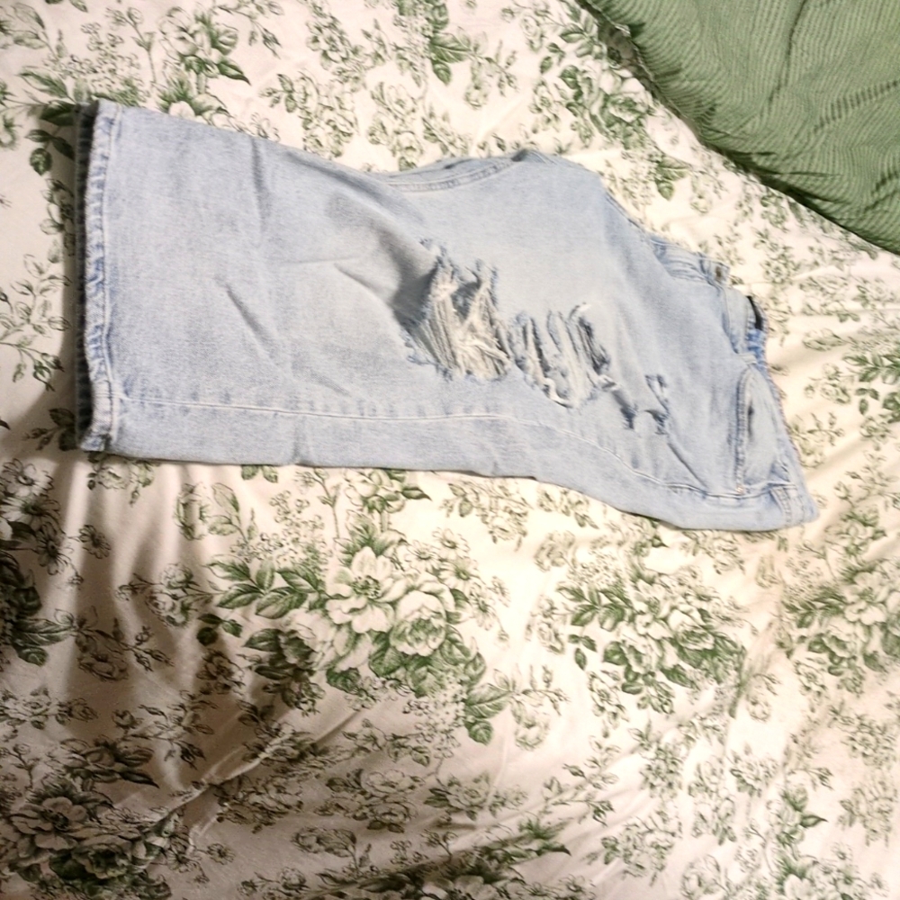 Edgley 24w original fit mid-rise light wash. Jean with stylized fraying on leg